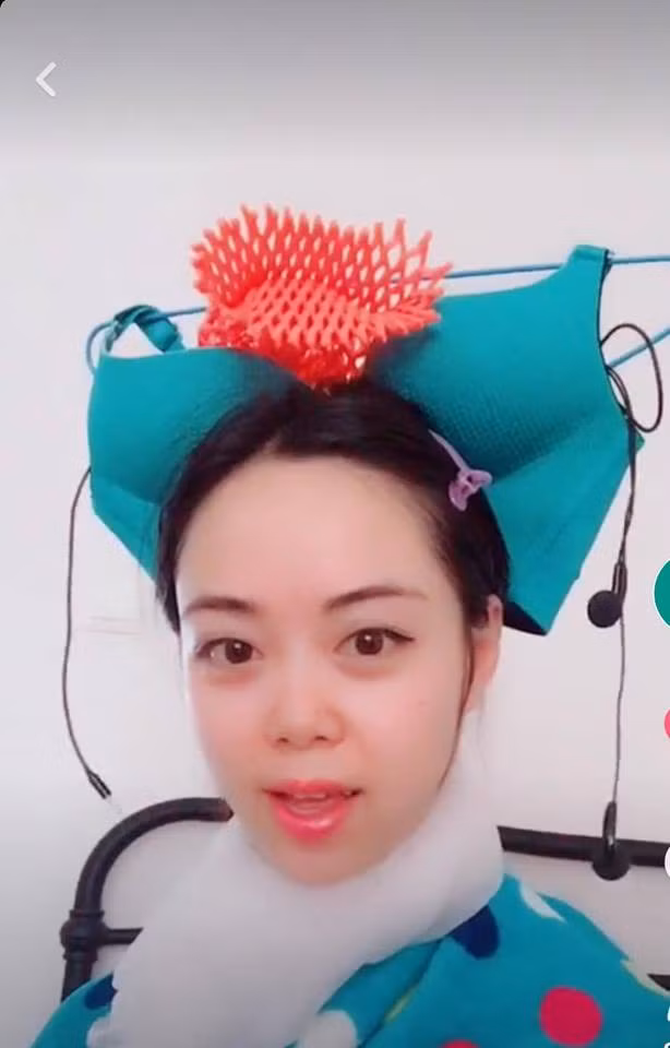 Về nhất không ai dám tranh nhì là đây, "tông xuyệt tông" từ mũ mão đến trang phục.