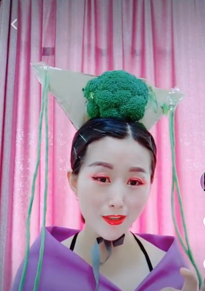 Hóa ra súp lơ không chỉ có tác dụng làm đồ ăn mà còn hỗ trợ cực kì đắc lực trong việc biến bạn thành diễn viên phim cổ trang.