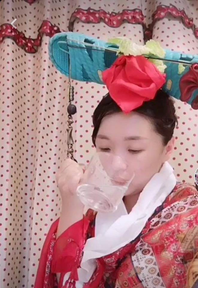 Đầu tư tốt về trang phục, tuy nhiên cô nàng này hơi thiếu tâm với chiếc mũ "bá đạo" của mình. Có vẻ như dép chính là đạo cụ cosplay dễ tìm và giá rẻ nhất nên rất nhiều "phi tần" Diên Hi Công Lược phiên bản hiện đại đã lựa chọn sử dụng