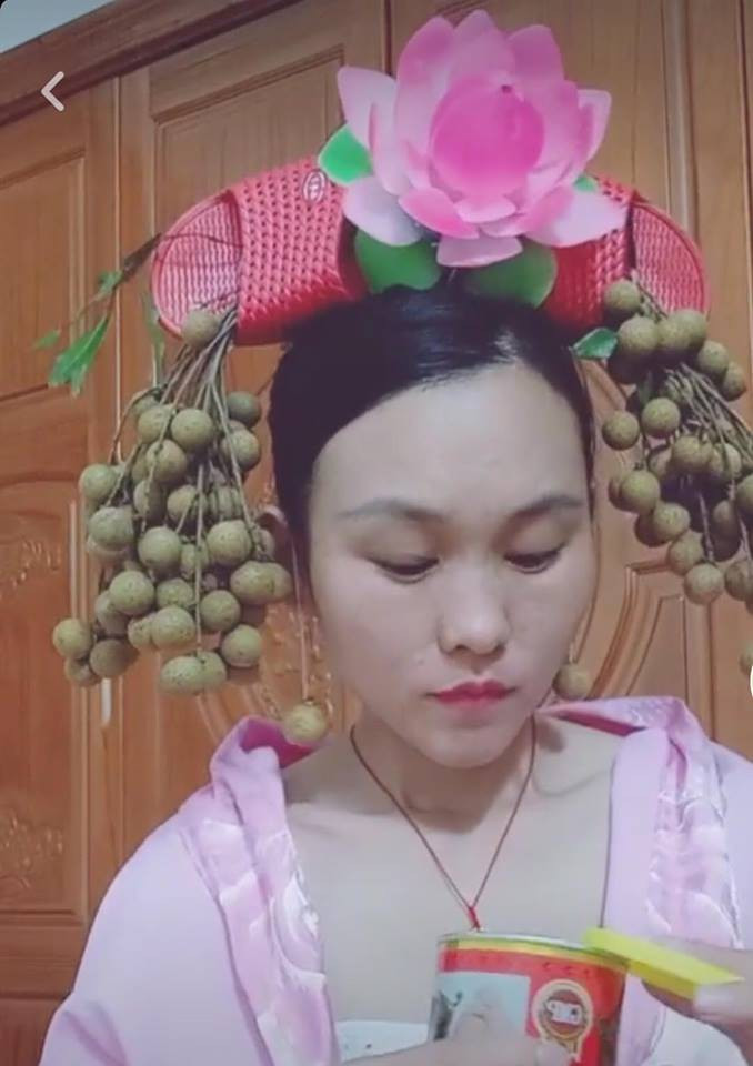 Đang mùa nhãn giá rẻ, mua hơi quá tay không ăn hết. Đành kết thành mũ tập làm phi tần.
