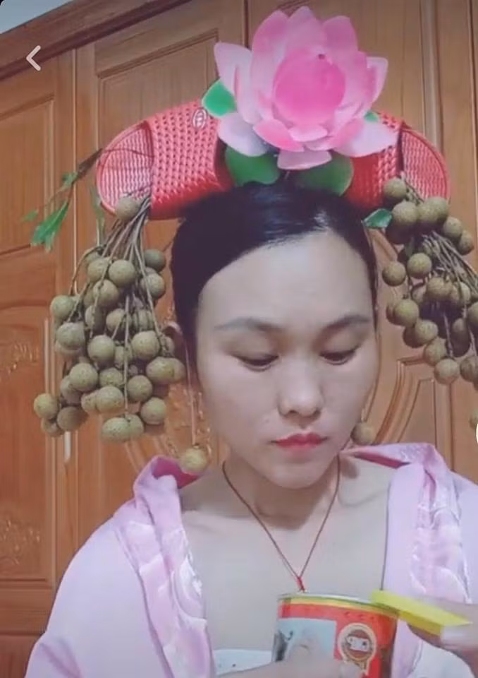 Đang mùa nhãn giá rẻ, mua hơi quá tay không ăn hết. Đành kết thành mũ tập làm phi tần.