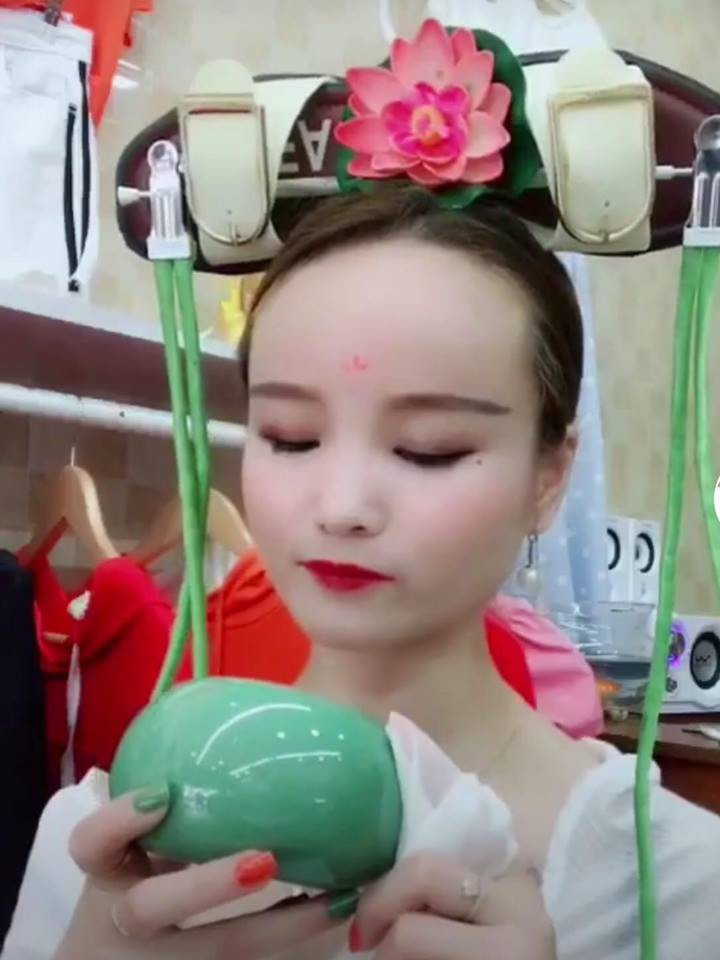 Sự kết hoàn hảo giữa dép lê, móc quần áo và hoa giả. Chỉ cần thần thái và chiếc mũ "chất" thế này thì khó ai có thể sánh bằng.