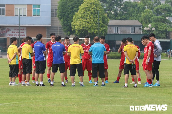 Olympic Việt Nam chỉ có 15 cầu thủ trong buổi tập nhẹ đầu tiên. Nhóm tuyển thủ của Becamex Bình Dương, SLNA, FLC Thanh Hóa và CLB Hà Nội chưa hội quân do còn thi đấu bán kết Cúp Quốc gia vào ngày 25/7.