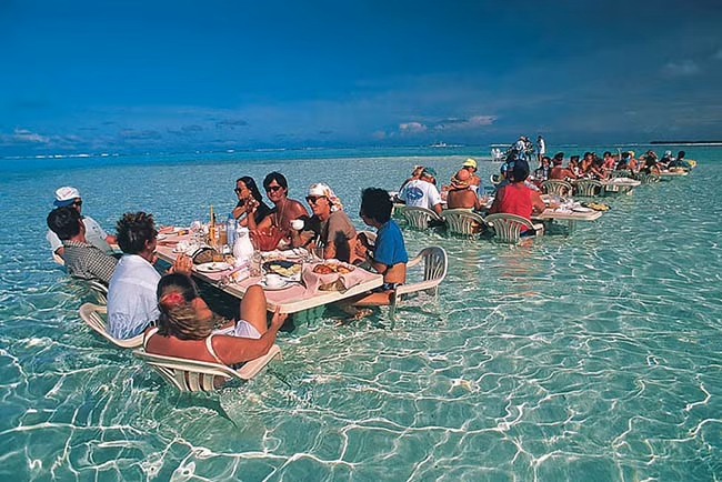 Nhà hàng ở Bora Bora với phong cách ăn uống được phục vụ khi du khách ngâm nữa người giữa biển khơi.
