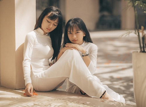 "Sau này, mỗi chị em sẽ có hướng đi riêng nên cả hai muốn có những kỷ niệm chung khi còn tới trường với nhau. Mình rất vui khi được nhiều người khen bộ ảnh này", Kim Linh nói.