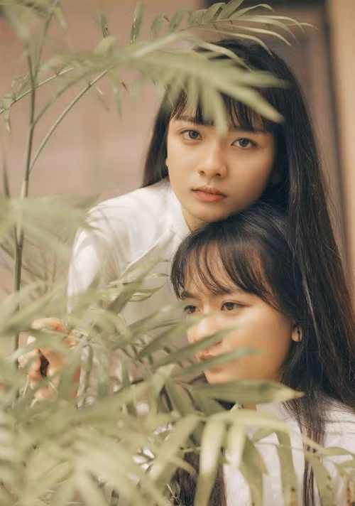 "Mình đã lên ý tưởng chụp bộ ảnh theo phong cách xưa hoài niệm về thời học sinh. Đó là thời mà mỗi người đều có những kỷ niệm đẹp. Mình muốn thể hiện hết những cảm xúc ấy vào trong những bức hình", Hoàng Phi nói.