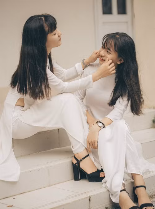 Khoác lên mình tà áo dài trắng thướt tha, hai nữ sinh chọn thực hiện bộ ảnh lưu giữ ký ức thanh xuân tươi đẹp dưới mái trường theo style cổ điển.