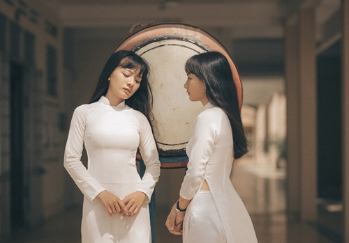 Xem bộ ảnh nhiều bạn chợt ước mình cũng có một người anh chị em song sinh để cùng nhau ghi những dấu mốc quan trọng trong cuộc đời, cùng vào lớp 1, cùng tốt nghiệp lớp 12.