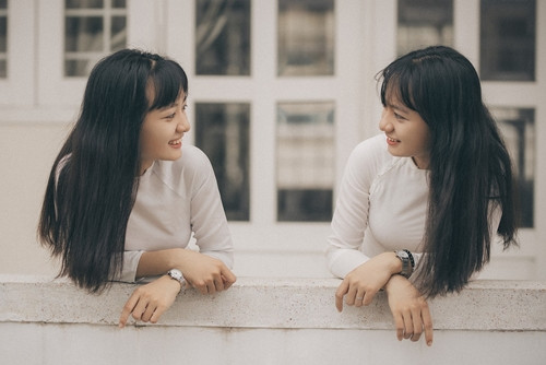 Hai chị em song sinh xinh đẹp Trần Thị Kim Linh và Trần Thị Kim Nhật (sinh năm 2000, học sinh lớp 12 trường THPT Nguyễn Bỉnh Khiêm, Vũng Tàu), toát lên vẻ đẹp ngọt ngào và đôi mắt biết nói dưới ống của Hoàng Phi.