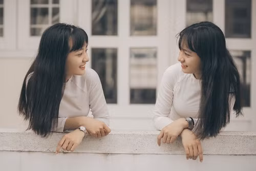 Hai chị em song sinh xinh đẹp Trần Thị Kim Linh và Trần Thị Kim Nhật (sinh năm 2000, học sinh lớp 12 trường THPT Nguyễn Bỉnh Khiêm, Vũng Tàu), toát lên vẻ đẹp ngọt ngào và đôi mắt biết nói dưới ống của Hoàng Phi.