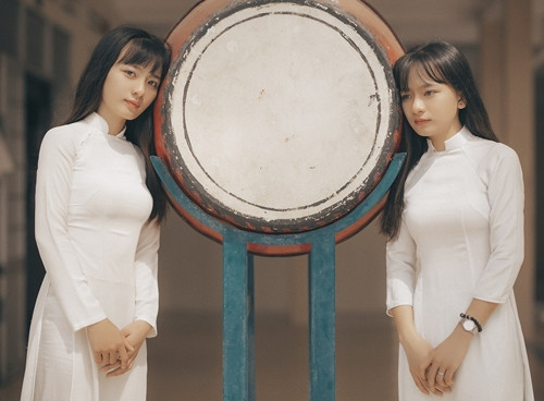 Chẳng make up cầu kỳ, hai chị em vẫn xinh đẹp hết phần của thiên hạ, tóc dài, đen, thẳng mượt, vóc dáng thon gọn thướt tha.