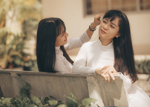 Mới đây, một photographer 8X sống tại Vũng Tàu, đăng tải hình ảnh cặp chị em song sinh với loạt ảnh chia tay mái trường cấp 3 khiến cư dân mạng không khỏi trầm trồ.