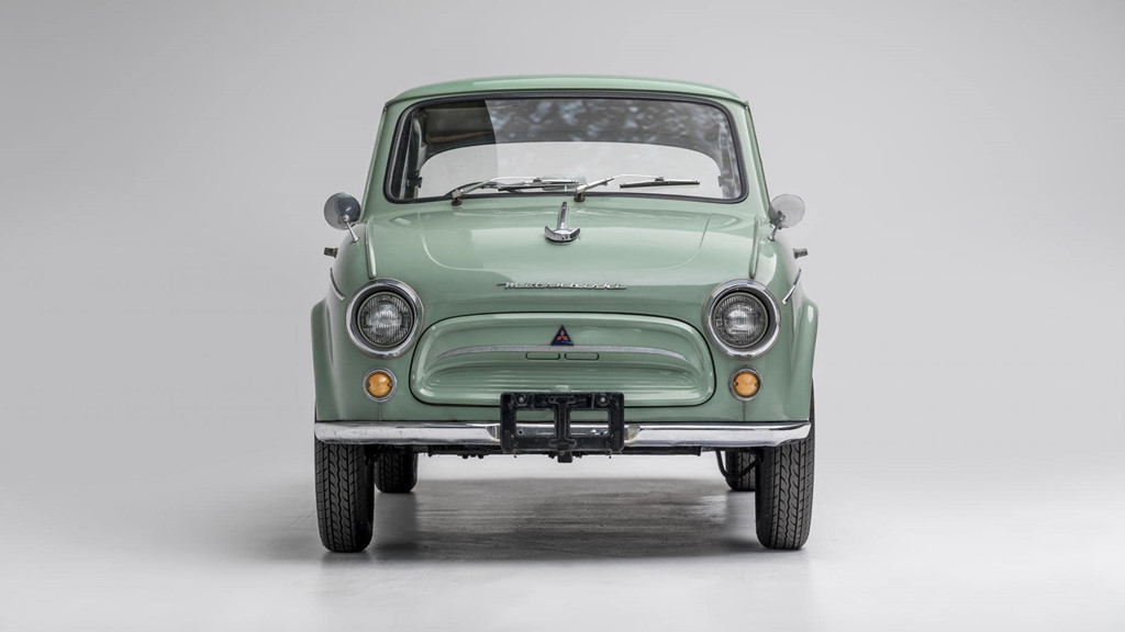 Mitsubishi 500 Super Deluxe là mẫu xe đầu tiên được Shin Mitsubishi Heavy-Industries, tiền thân của Mitsubishi Motors sản xuất sau Thế chiến thứ 2. Xe được sản xuất từ 1960-1962 và chỉ được xuất khẩu với số lượng hạn chế.