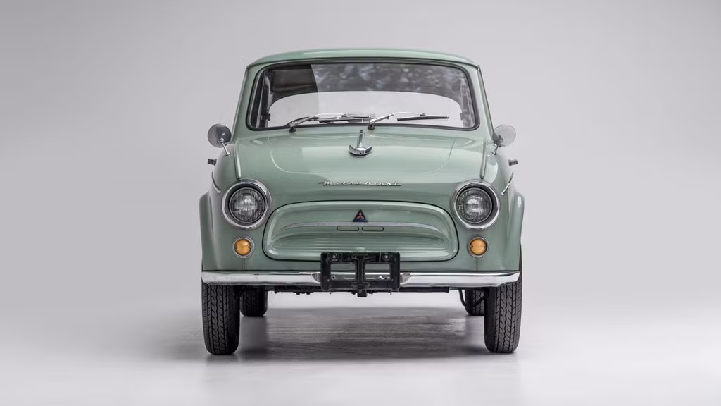 Mitsubishi 500 Super Deluxe là mẫu xe đầu tiên được Shin Mitsubishi Heavy-Industries, tiền thân của Mitsubishi Motors sản xuất sau Thế chiến thứ 2. Xe được sản xuất từ 1960-1962 và chỉ được xuất khẩu với số lượng hạn chế.