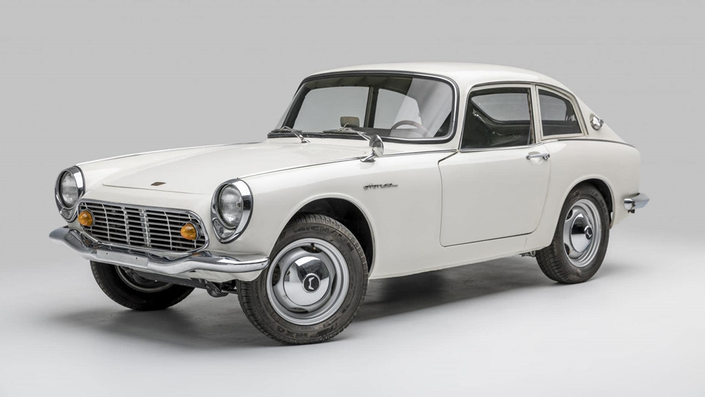 Honda S600 ra đời năm 1964 và được sản xuất đến năm 1966 với phiên bản coupe và roadster. Đây cũng là mẫu xe Honda đầu tiên có hai phiên bản riêng biệt. Xe được trang bị động cơ 4 xi-lanh thẳng hàng DOHC làm mát bằng chất lỏng, dung tích 606 phân khối cho công suất 57 mã lực tại vòng tua máy 8.500 vòng/phút và tốc độ tối đa đạt 140 km/h.