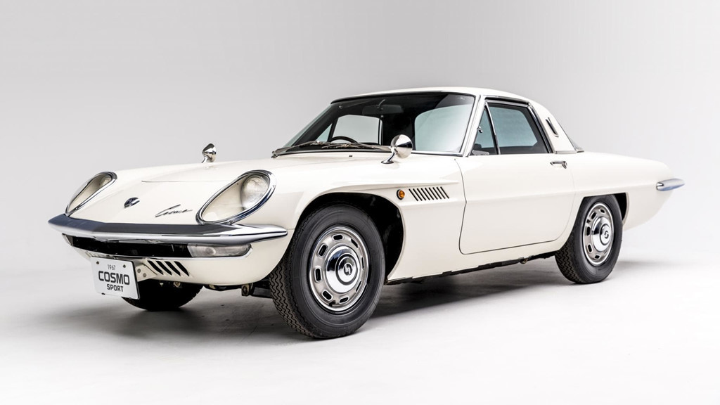 Mazda Cosmo 110 S (1967) là chiếc coupe kiểu dáng đẹp với động cơ Wankel hai rô tơ đầu tiên trên thế giới. Chỉ 1.519 mẫu 110 S được sản xuất và kể từ năm 1970, xe chỉ có mỗi màu trắng. Hiện mẫu xe này có giá khoảng 130.000 USD.