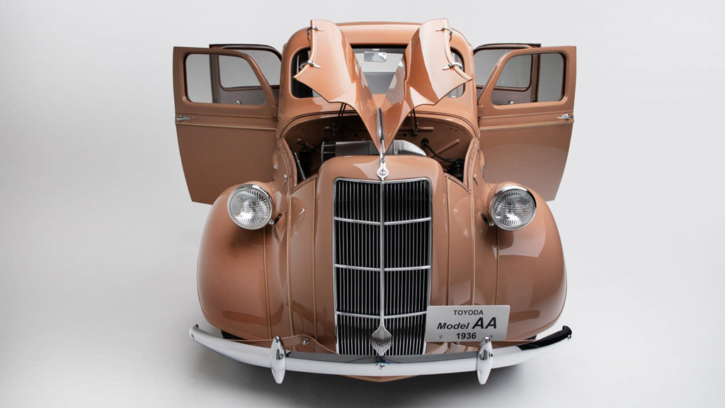 Toyoda Model AA là mẫu xe đầu tiên của Toyoda, tiền thân của Toyota. Chỉ có 1.404 chiếc được sản xuất trong giai đoạn 1936-1942. Ngày nay, gần như không còn chiếc Toyoda Model AA nguyên vẹn nào. Thậm chí Toyota muốn lùng mua để trưng bày cũng không có. Model trong ảnh là xe được phục dựng.