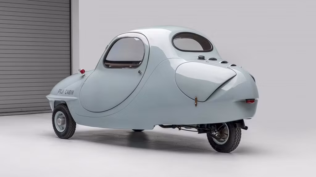 Fuji Cabin đời 1955 có kiểu dáng hạt đậu với thân xe làm bằng sợi thủy tinh. Đây cũng là một trong số ít mẫu xe 3 bánh của Nhật Bản. Xe được trang bị động cơ Gasuden 1 xi-lanh, 2 kỳ, dung tích 121,7 phân khối làm mát bằng không khí sản sinh công suất 5,5 mã lực cho tốc độ tối đa 60 km/h. Mặc dù là một trong những mẫu xe thành công nhất của Nhật Bản sau Thế chiến 2 nhưng chỉ có 85 chiếc Fuji Cabin được sản xuất.