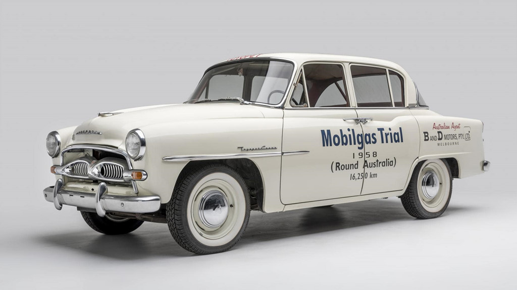 Toyopet Crown đời 1958 là mẫu xe Nhật Bản đầu tiên được xuất sang thị trường Mỹ, đánh dấu bước chuyển biến mạnh mẽ của Toyota trong chiến lược mở rộng thị trường. Toyopet Crown còn được xem là biểu tượng thành công của ngành công nghiệp xe hơi Nhật Bản lúc bấy giờ. Xe được bán tại Mỹ năm 1958 với giá 1.999 USD, xấp xỉ 67% lương cả năm của người Mỹ trung lưu thời đó.