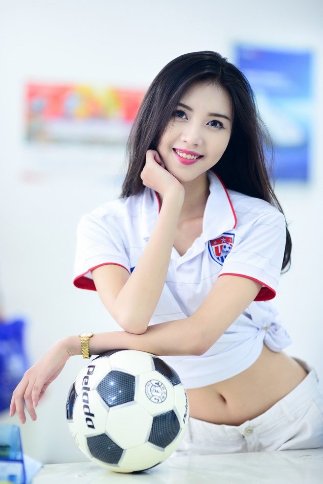 Hot girl 9X Ngọc Châm (Vũ Ngọc Châm, 26 tuổi) được biết đến sau chương trình Đồng hành cùng World Cup 2014. Là một trong 25 cô gái trở thành cổ động viên, Ngọc Châm gây chú ý bởi gương mặt xinh xắn, vóc dáng thanh mảnh và thần thái tự tin. Là cựu tiếp viên của một hãng hàng không Hàn Quốc, 9X ghi điểm với vốn ngoại ngữ thuần thục của mình.