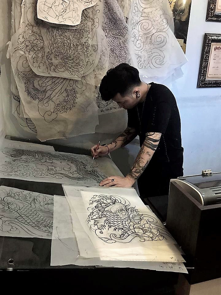 Mỗi ngày nghệ sĩ Lâm Việt dành khoảng 3-4 tiếng cho việc sáng tạo tác phẩm trên giấy. Ảnh: NVCC.