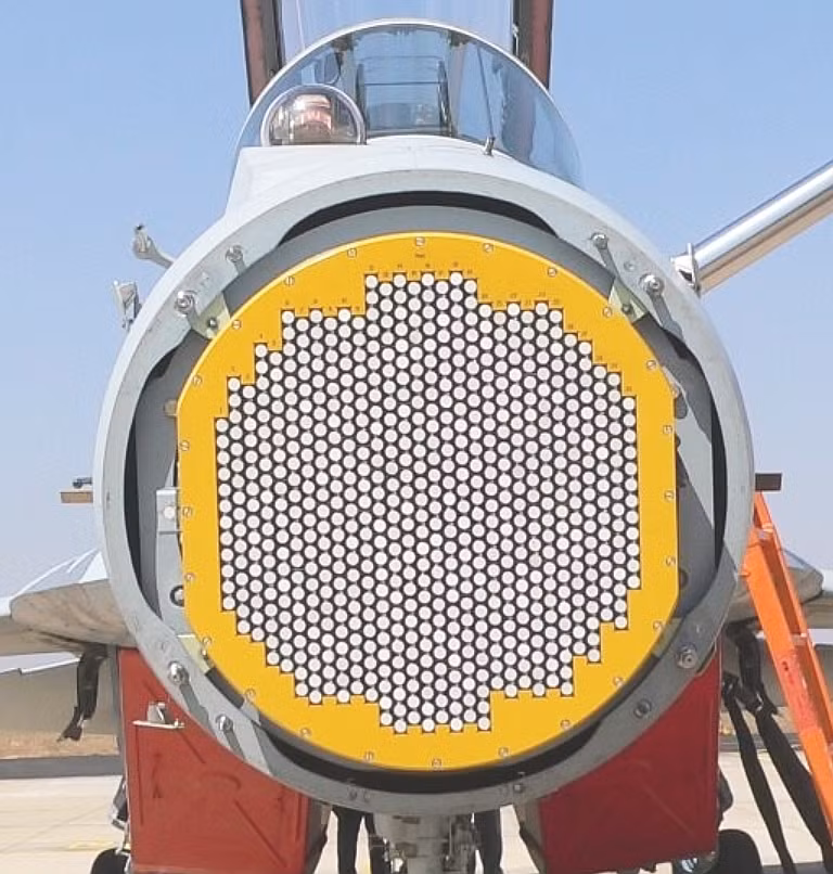 Đặc biệt, tiêm kích MiG-29M2 nhận radar điều khiển hỏa lực Zhuk-ME cùng radar quang điện cải tiến. Radar mới có khả năng phát hiện các mục tiêu trên không từ khoảng cách 120 km, theo dõi trong khi phân tích 10 mục tiêu và tấn công 4 mục tiêu cùng lúc. Khi quét mục tiêu, radar có tầm phát hiện mục tiêu dạng máy bay ném bom đạt 250 km và mục tiêu máy bay chiến đấu từ xa 150 km. Do đó khả năng giao chiến ngoài tầm nhìn (BVR) được tăng lên. Nguồn ảnh: Ausairpower