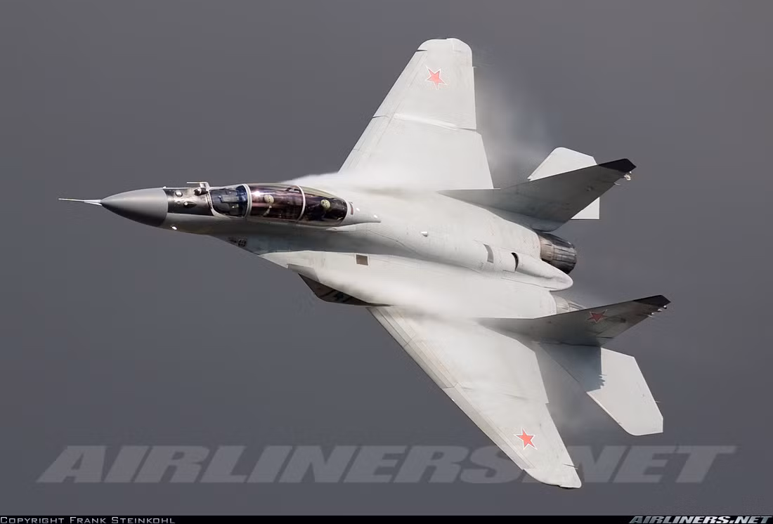 MiG-29M2 đạt tốc độ bay tối đa Mach 2,35 tương đương 2.500km/h ở độ cao lớn hoặc chỉ 1.500km/h ở độ cao thấp, nếu không mang thùng nhiên liệu phụ thì tầm bay 1.600-1.700km, mang 3 thùng nhiên liệu treo ngoài tăng lên 2.650-2.700km, trần bay 16.000m, tốc độ leo cao 330m/s. Nguồn ảnh: Airlines.net
