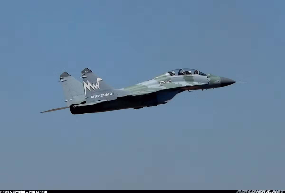 MiG-29M2 là phiên bản hai chỗ ngồi của dòng tiêm kích đa năng thế hệ 4++ MiG-29M được coi là sửa chữa cải tiến trên cơ sở mẫu MiG-29 đời đầu. Chúng đạt được khả năng đa nhiệm linh hoạt hơn, mang được nhiều vũ khí không đối không và không đối đất chính xác cao. Chúng cũng nổi bật với tầm bay chiến đấu được tăng lên do khả năng chứa nhiên liệu bên trong được mở rộng. Cùng với giao diện phi công-máy bay tốt hơn trong buồng lái, một hệ thống lái fly-by-wire số dư 4 có 3 kênh, cải tiến dẫn đường, liên lạc vô tuyến, đối phó điện tử, hệ thống hiển thị và ghi nhớ, các thiết bị quang học và trinh sát, hiệu suất tổng thể của máy bay cũng được tăng cường. Nguồn ảnh: Airlines.net