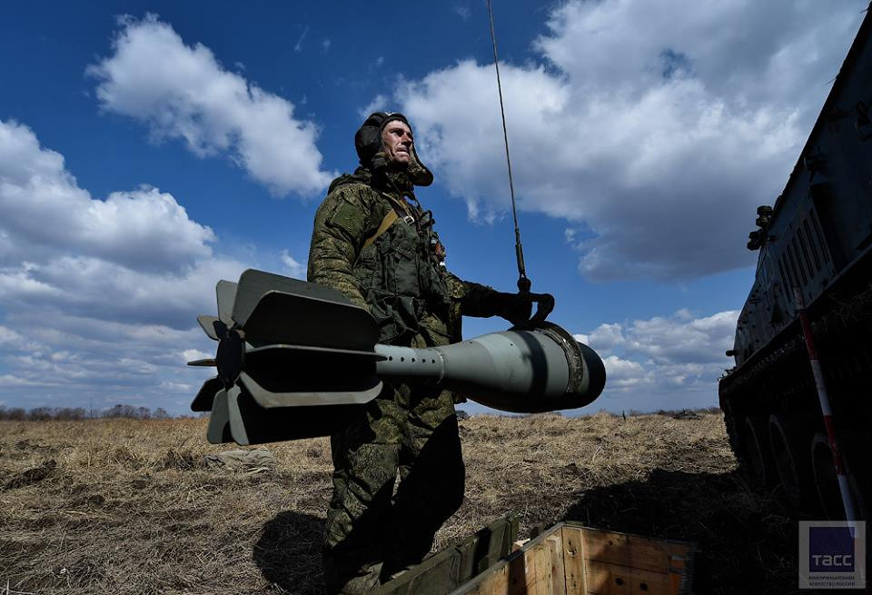 Kho đạn cối của 2S4 gồm có: đạn chùm và đạn nổ phá mảnh, đạn gây cháy "Saida" với bom napalm, đạn neutron "Smola" và "Fata". Tyulpan-2S4 còn bắn được cả đạn phản lực-tích cực với đầu đạn hạt nhân công suất hai kiloton. Nguồn ảnh: TASS