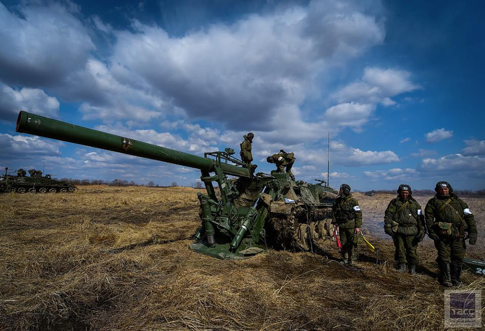 Súng cối tự hành Tyulpan có trọng lượng 27 tấn, thiết kế trên khung gầm xe bánh xích dải mìn GMZ được trang bị động cơ diesel công suất hơn 500 mã lực. Nó có thể vượt qua những địa hình mấp mô, hào rãnh nhỏ. Tốc độ di chuyển trên đường cao tốc lên tới 60 km/h. Kíp lái 5 người. Nguồn ảnh: TASS