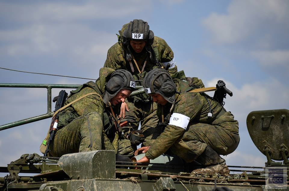 Từ giữa những năm 1980, 2S4 được trang bị đạn đặc biệt tự dẫn 1K113 với biệt danh "kẻ liều lĩnh". Khi bắn đi, đầu đạn tự điều chỉnh quỹ đạo bằng đầu chỉ thị mục tiêu bằng laser. Nó liên tục chiếu sáng mục tiêu, đầu đạn bay tới đúng nơi tia laser chỉ vào. Đầu tự dẫn laser được kích hoạt trong pha cuối vài giây trước khi lao vào mục tiêu. Nguồn ảnh: TASS