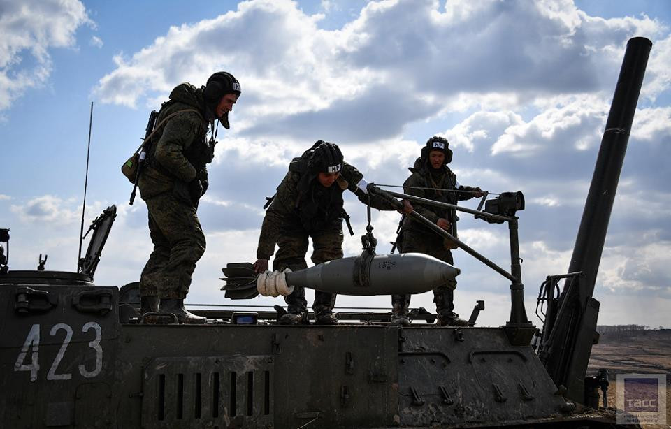 Khoang chứa đạn nằm ở thân xe. Pháo thủ lấy đạn từ khoang chứa và đưa tới cơ cấu đẩy đạn để nạp vào khóa nòng của súng cối nhờ bàn điều khiển kiểu cầm tay. Khẩu đội trưởng kiêm trưởng xe dùng bàn điều khiển cầm tay để phát hỏa. Nguồn ảnh: TASS