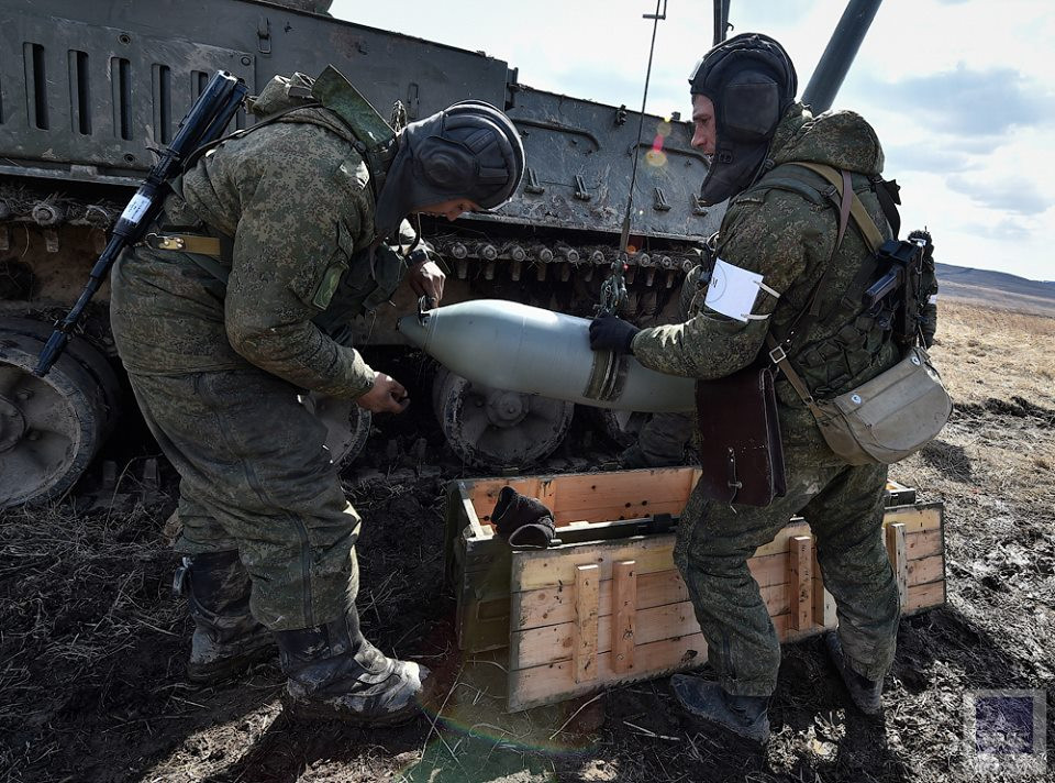 Trên thế giới hiện nay không có loại cối nào tương tự như súng cối tự hành 2S4 của Nga, cỡ nòng siêu lớn của nó vượt qua các loại cối thông thường cỡ nòng khoảng 100 mm. Với tầm bắn lên tới 20 km đầu đạn nổ phá mảnh có khả năng phá hủy các tòa nhà kiên cố, doanh trại quân đội và xe bọc thép của địch. Nguồn ảnh: TASS