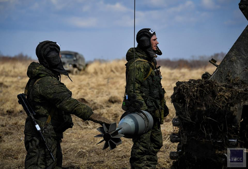 Tuy nhiên sẽ không có thiết bị nạp đạn tự động, do đó việc nạp đạn vô cùng khó khăn với súng cối tự hành 2S4 khi trọng lượng đạn rất nặng. Nguồn ảnh: TASS