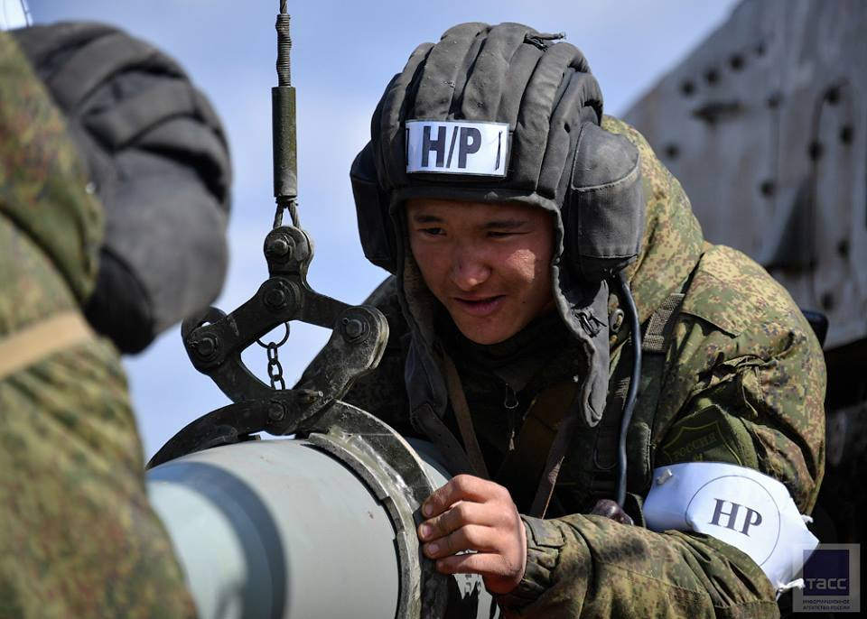 Khi nạp đạn, hiện nay người ta phải sử dụng hệ thống tời bố trí riêng trên xe để cẩu đạn vào nòng. Nguồn ảnh: TASS