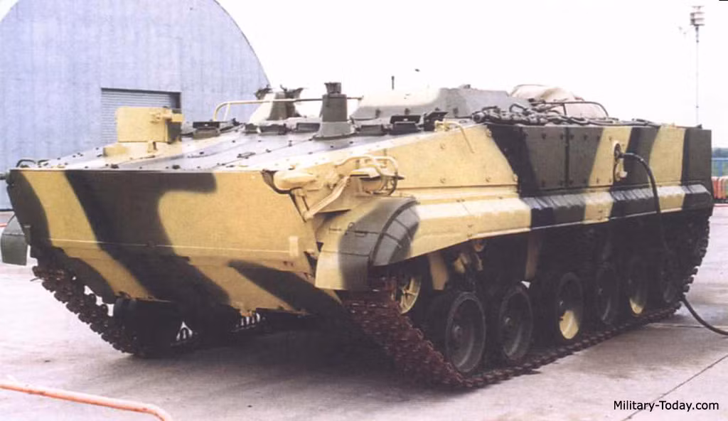 Khung gầm BMP-3 loại bỏ khối tháp pháo và thay bằng cơ cấu phóng – điều khiển hỏa lực tổ hợp tên lửa chống tăng Khrizantema cùng kho đạn 15 viên. Trong ảnh, Khrizantema-S trong trạng thái hành quân với giá phóng được gấp gọn giấu trong thân xe. Nguồn ảnh: Military-Today