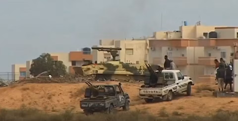 Mặc dù tổ hợp vũ khí đặc biệt nguy hiểm này hiện vẫn còn nằm ở Libya, thế nhưng vốn dĩ nhóm phiến quân ở Libya hiện cũng có quan hệ với các tổ chức khủng bố như IS tại Syria hay là Iraq. Cho nên không loại trừ khả năng, Khrizantema-S sẽ được quân khủng bố chuyển tới Syria vào một ngày không xa. Và nếu điều đó thành hiện thực, đó sẽ là cơn ác mộng kinh khủng nhất với lực lượng thiết giáp Nga-Syria. Ngay cả T-90 cũng có thể bị phá hủy hoàn toàn bởi Khrizantema-S. Nguồn ảnh: Topwar