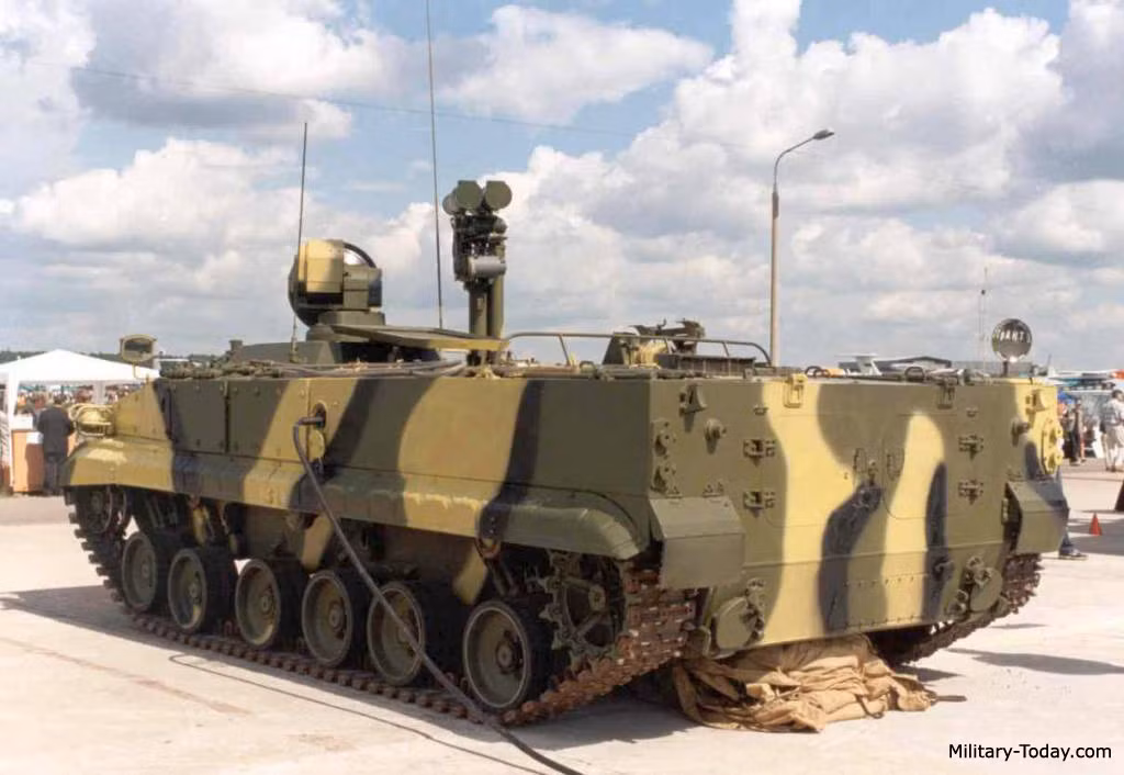 Khrizantema-S được thiết kế trên cơ sở khung gầm xe chiến đấu bộ binh BMP-3 với đặc điểm cơ động cao, tin cậy, khả năng tự bảo vệ tốt. Xe được trang bị động cơ UTD-29V10 công suất 500 mã lực cùng hệ thống treo thủy khí cho phép cơ động êm ái trên nhiều loại địa hình, có khả năng lội nước tốt. Nguồn ảnh: Military-Today