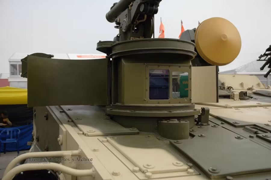 Khrizantema-S cũng sở hữu hệ thống dẫn đường “độc đáo” – tên lửa có thể điều khiển bởi hệ thống dẫn đường bằng laser hoặc radar tùy thuộc vào từng phiên bản. Chế độ dẫn đường bằng radar sử dụng kiểu truyền lệnh điều khiển bằng vô tuyến và một radar loại sóng milimet để bám mục tiêu và đạn tên lửa, điều này cho phép tên lửa tiêu diệt mục tiêu hoàn toàn tự động. Khi dẫn đường sử dụng laser, các mục tiêu phải được liên tục chiếu tia, một cảm biến ở phía sau cho phép tên lửa bay theo tia laser chiếu trên mục tiêu, đây là hệ thống dẫn hướng SACLOS. Nguồn ảnh: Wikipedia