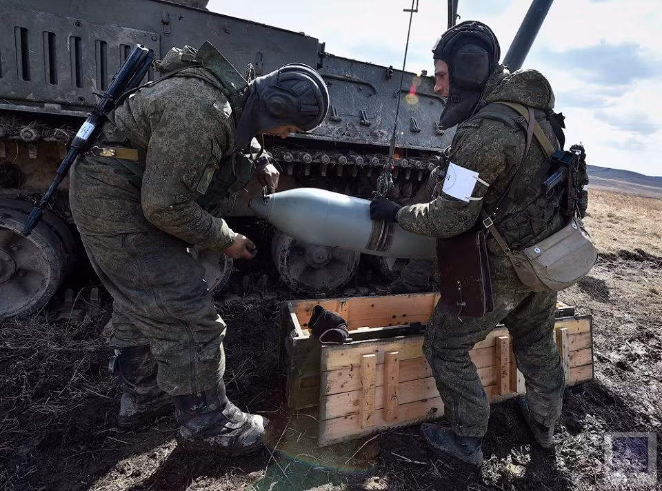 Trên thế giới hiện nay không có loại cối nào tương tự như súng cối tự hành 2S4 của Nga, cỡ nòng siêu lớn của nó vượt qua các loại cối thông thường cỡ nòng khoảng 100 mm. Với tầm bắn lên tới 20 km đầu đạn nổ phá mảnh có khả năng phá hủy các tòa nhà kiên cố, doanh trại quân đội và xe bọc thép của địch. Nguồn ảnh: TASS