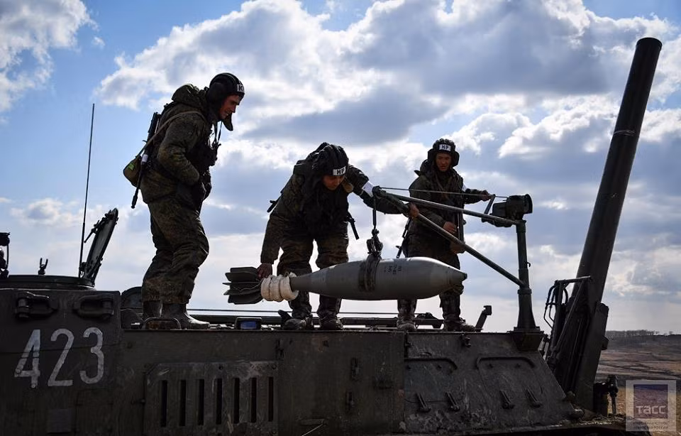 Khoang chứa đạn nằm ở thân xe. Pháo thủ lấy đạn từ khoang chứa và đưa tới cơ cấu đẩy đạn để nạp vào khóa nòng của súng cối nhờ bàn điều khiển kiểu cầm tay. Khẩu đội trưởng kiêm trưởng xe dùng bàn điều khiển cầm tay để phát hỏa. Nguồn ảnh: TASS