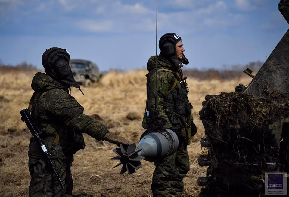 Tuy nhiên sẽ không có thiết bị nạp đạn tự động, do đó việc nạp đạn vô cùng khó khăn với súng cối tự hành 2S4 khi trọng lượng đạn vô cùng nặng. Nguồn ảnh: TASS