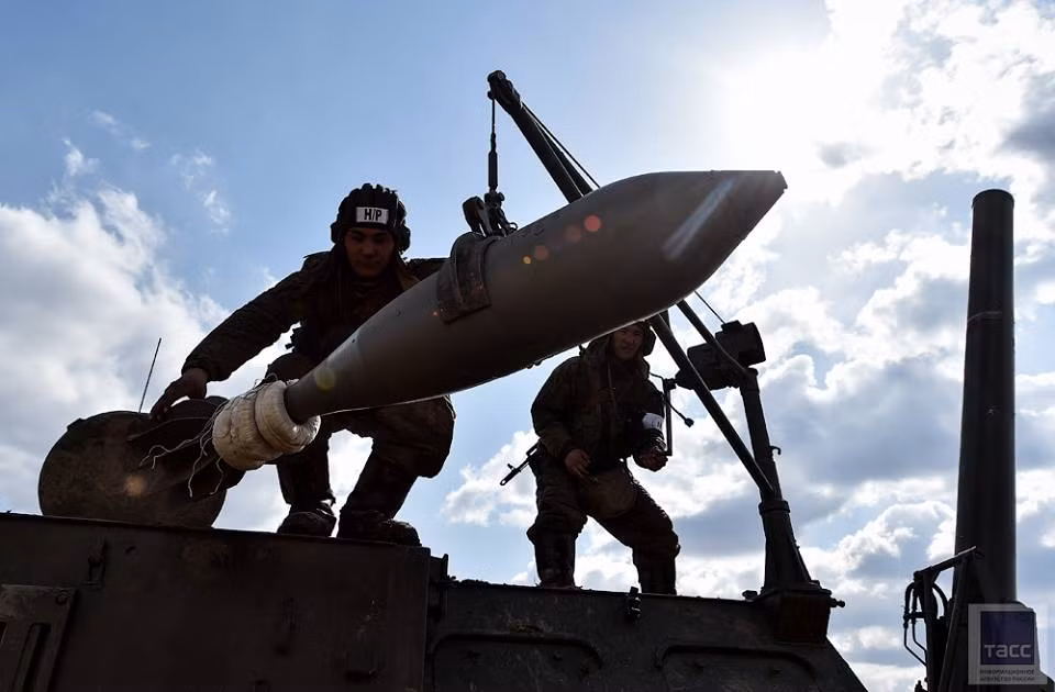 Trong chiến tranh ở Afghanistan. Tyulpan-2S4 đã phá hủy các ụ súng trong các hang đá và hang động vùng rừng núi bằng đạn cối tự dẫn “Smelchak-1”, các căn cứ trên các con đường và đèo núi từ khoảng cách 2,5-8,4 km. Theo các nguồn tin, có khoảng 120 hệ thống pháo cối 2S4 đã tham gia vào các trận đánh trong cuộc chiến này. Nguồn ảnh: TASS