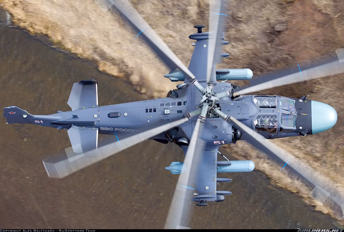 Nó được trang bị cặp động cơ tuốc bin trục Klimov VK-2500 với cơ cấu cánh quạt đồng trục, khỏi cần cánh đuôi cho phép tiết giảm đáng kể kích thước bề dài. Máy bay có thể đạt vận tốc cao đến 315km/h, tốc độ hành trình 270km/h, bán kính chiến đấu 470km, trần bay 5,5km, vận tốc leo cao 12m/s. Nguồn ảnh: Airlines.net