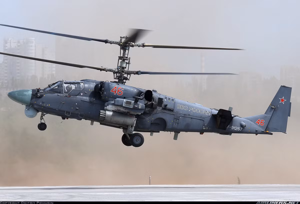 …Thậm chí đó không phải "Alligator" cơ bản mà là phương án trên biển Ka-52K "Katran". Là trực thăng được thích nghi tối đa với khí hậu ẩm, sở hữu những tính năng xuất sắc về phát hiện mục tiêu, có thể mang các tên lửa chống hạm. Trong trường hợp căng thẳng khu vực, sẽ không loại trừ các hoạt động phòng ngự đổ bổ và phòng chống phá hoạt trên bờ”, ông Makar Aksenenko bình luận. Nguồn ảnh: Airlines.net