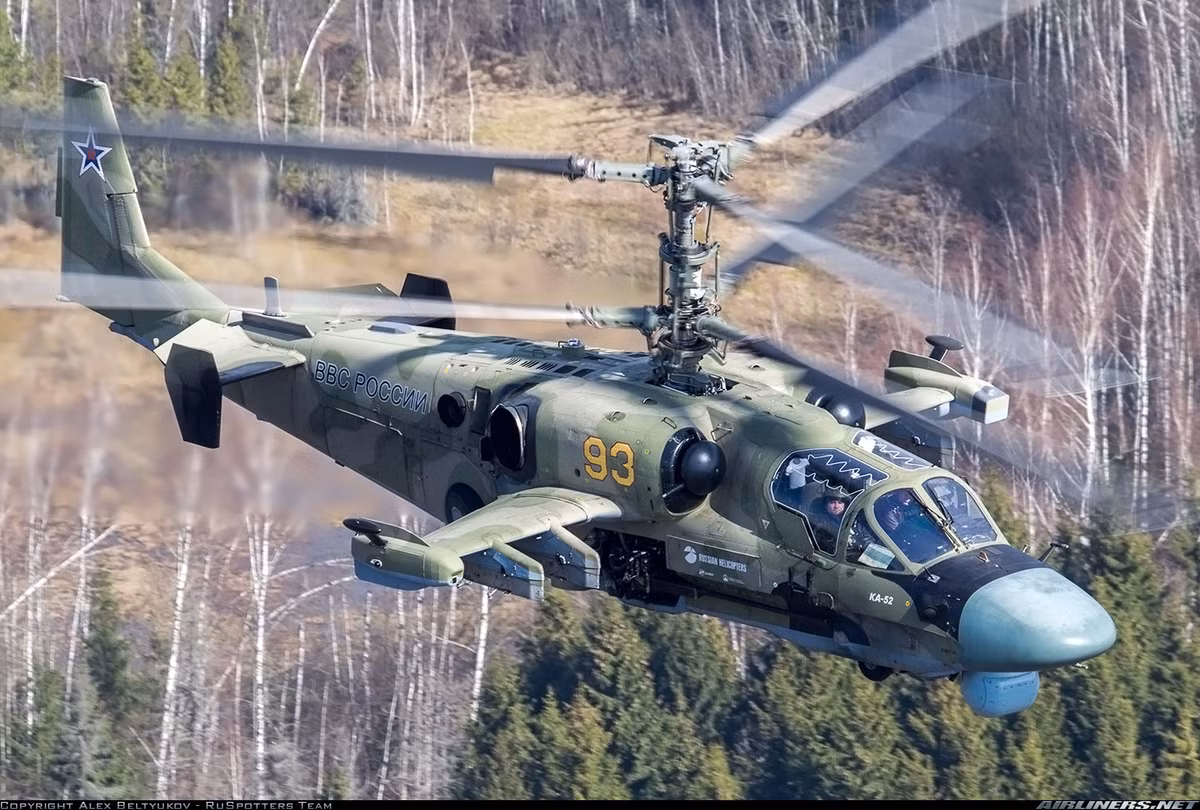 “Là một phi công, tôi đánh giá trực thăng Ka-52 là cỗ máy tuyệt vời và chưa bộc lộ hết tiềm năng chiến thuật. Tuy nhiên, những phẩm chất chiến đấu đã được chứng minh của dòng trực thăng Kamov cho phép coi chúng là những tổ hợp không quân tiên tiến nhất hiện nay”, chuyên gia kết luận. Nguồn ảnh: Airlines.net