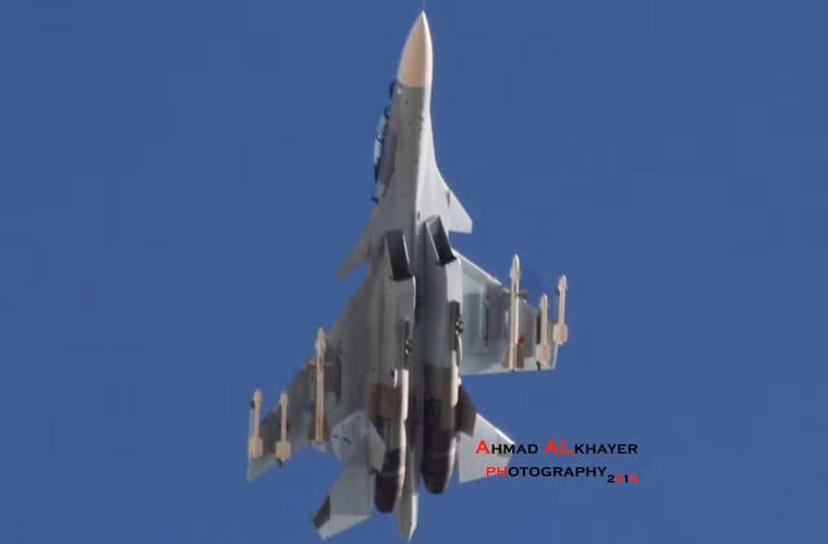 Chiếc Su-30SM mang 4 tên lửa tầm ngắn R-73 và hai đạn tầm trung R-27. Nguồn ảnh: Ahmad Rabiaa Alkhayer