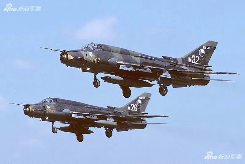Không quân Tiệp Khắc thời điểm trước khi giải thể trang bị tới gần 300 máy bay chiến đấu phản lực (20 MiG-29; 70 MiG-23; 195 MiG-21; 38 Su-25 và 57 Su-22); 62 trực thăng tấn công Mi-24 và 57 máy bay huấn luyện L-39. Nguồn ảnh: Sina