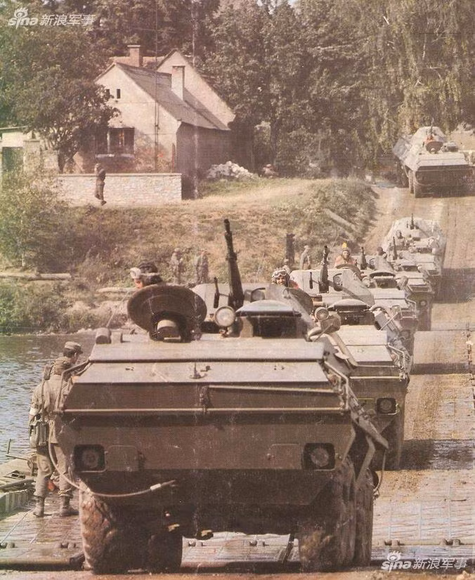 Ví dụ như loại xe thiết giáp chở quân OT-64 SKOT trong ảnh. Nó được thiết kế vào sản xuất trong giai đoạn 1960-1970, nặng 14,5 tấn, trang bị động cơ diesel 177 mã lực cho tốc độ tối đa 94km/h, bọc giáp dày 6-13mm. Nguồn ảnh: Sina