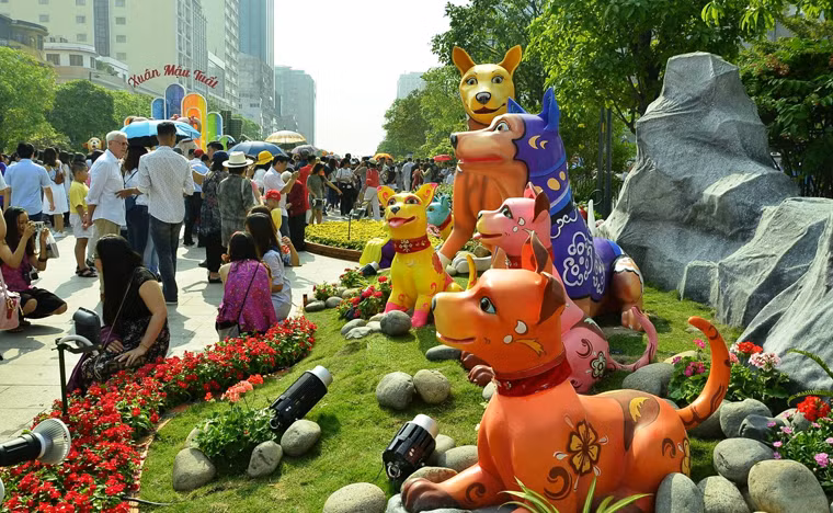 Càng về trưa, dù thời tiết tại khu vực đường hoa trời nắng nóng gay gắt nhưng lượng người đổ về vẫn không giảm.